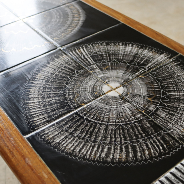 イギリス製ビンテージのタイルコーヒーテーブルのタイル模様