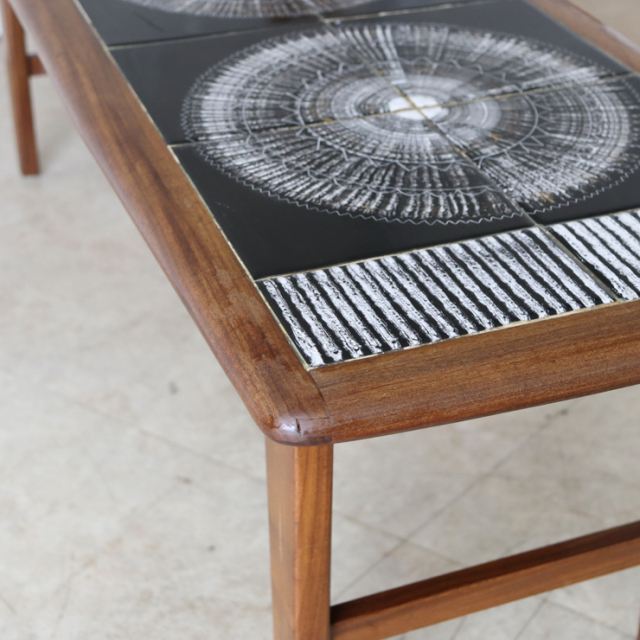 イギリス製ビンテージのタイルコーヒーテーブルの傷