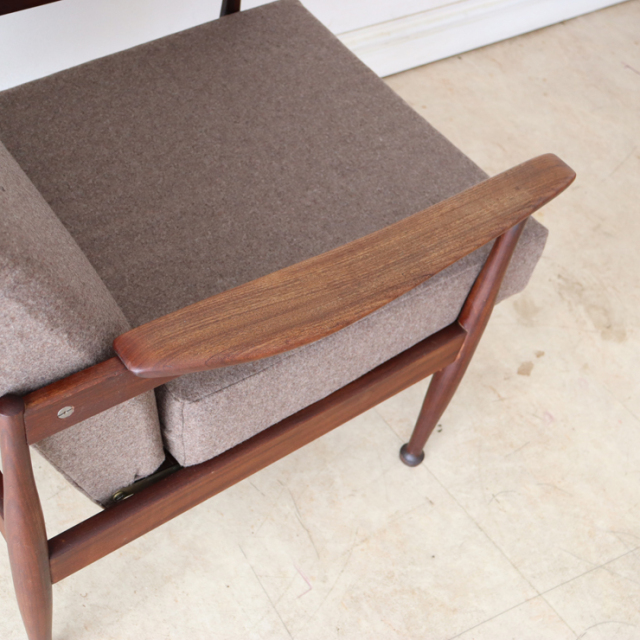 主張はしない。それが職人が作るソファ。 ガイ・ロジャースGuy Rogers一人掛けソファ