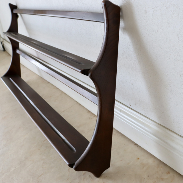 アーコール（ERCOL）製ビンテージのウォールラックの側面