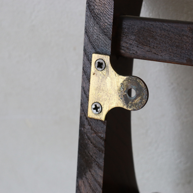 アーコール（ERCOL）製ビンテージのウォールラックの留め具