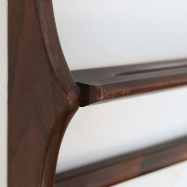 アーコール（ERCOL）製ビンテージのウォールラックの角