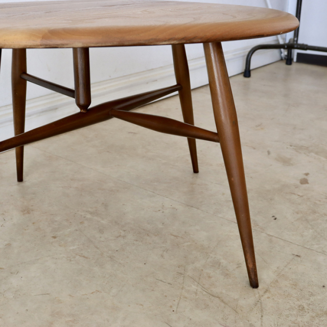アーコール（ERCOL）製ビンテージのコーヒーテーブルの脚
