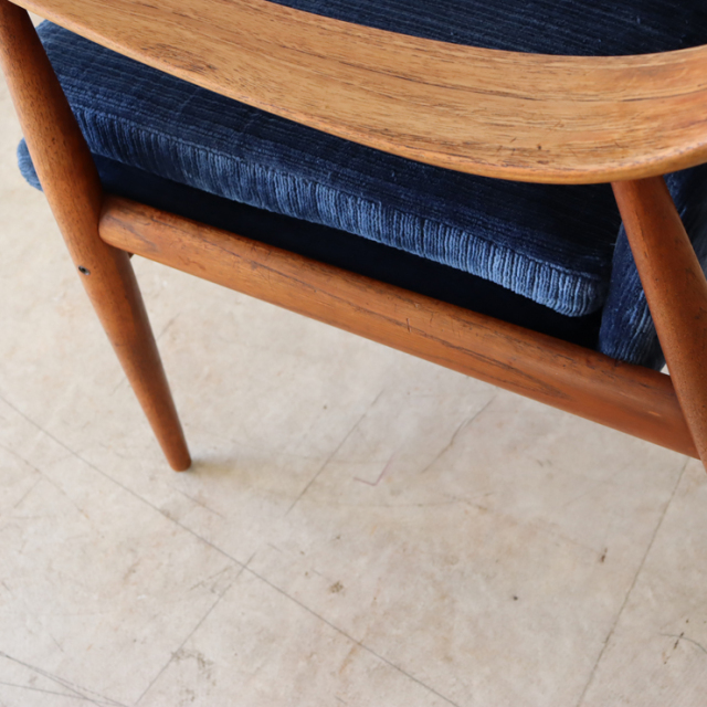 デンマーク（Peter Hvidt & Orla Molgaard-Nielsen）製ビンテージのイージーチェアのフレームの傷