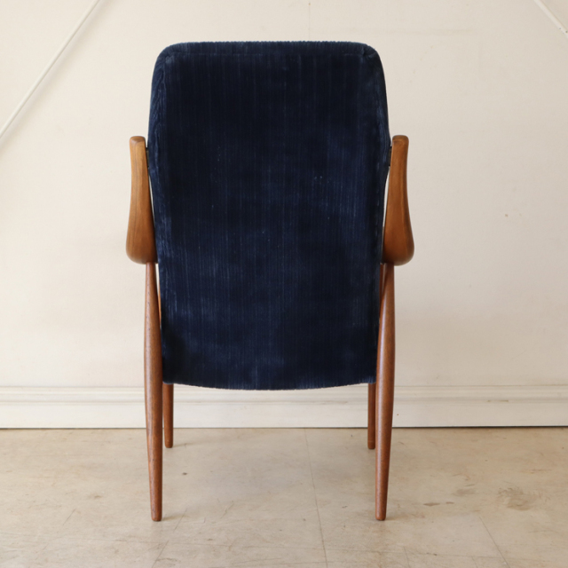 デンマーク（Peter Hvidt & Orla Molgaard-Nielsen）製ビンテージのイージーチェアの後ろ姿