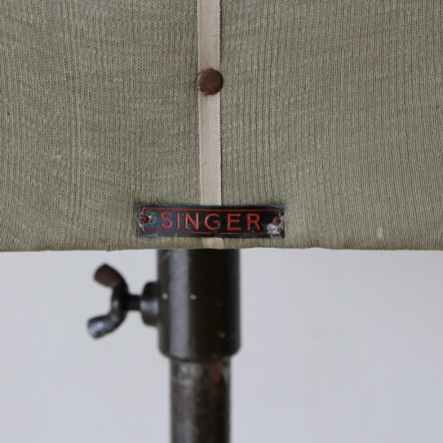 シンガー（SINGER）製ビンテージのトルソーのロゴプレート