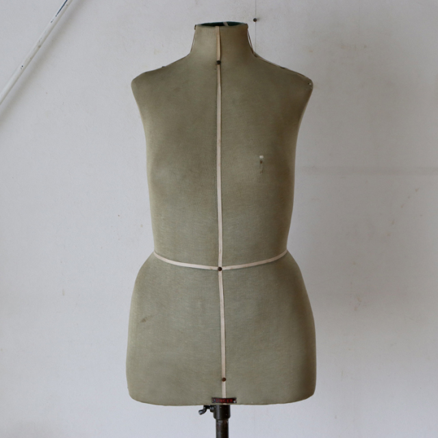 シンガー（SINGER）製ビンテージのトルソーのボディ