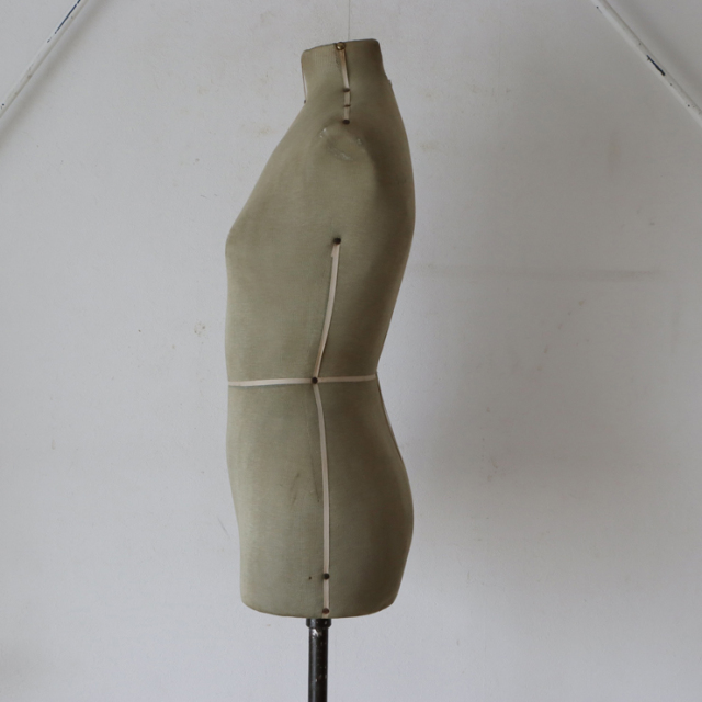 シンガー（SINGER）製ビンテージのトルソーのサイド