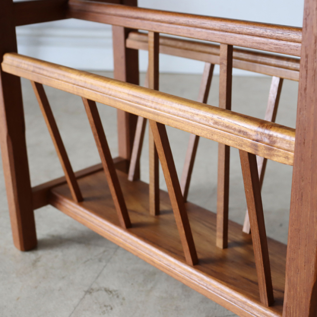 英国製ビンテージのマガジンラック　サイドテーブルのラック部分