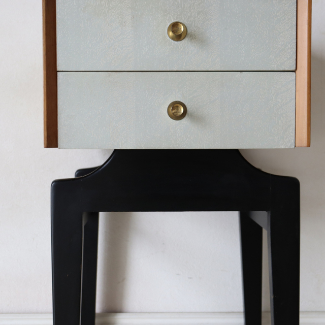 英国製ビンテージのベッドサイドキャビネットの脚部