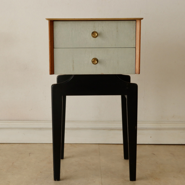 英国製ビンテージのベッドサイドキャビネット