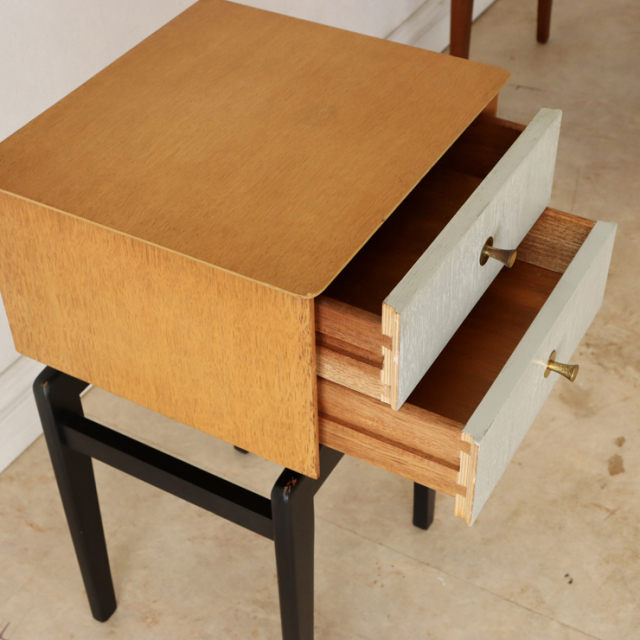 英国製ビンテージのベッドサイドキャビネットの収納