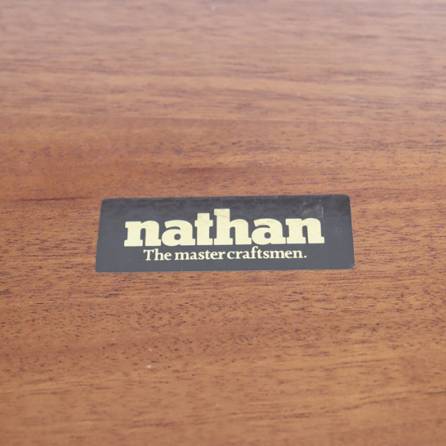 ネイサン（NATHAN）製ビンテージのネストテーブルのロゴステッカー
