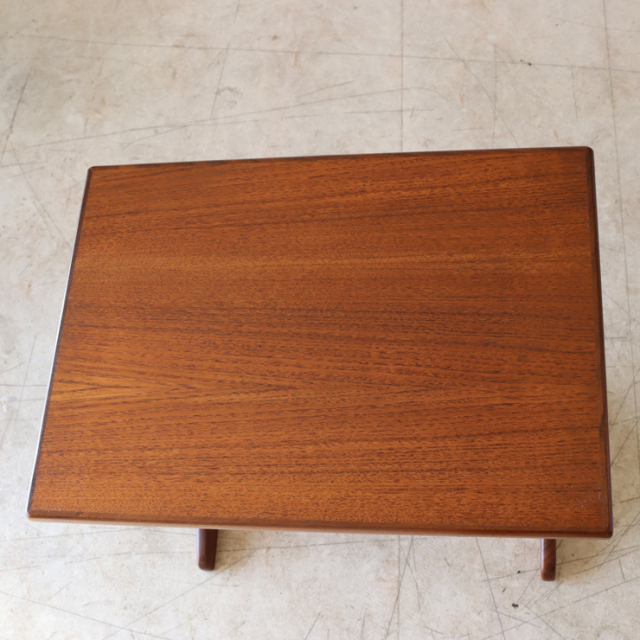 ジープラン（G-plan）製ビンテージのネストテーブルの大テーブル