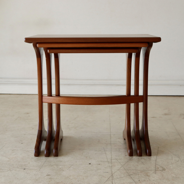 ジープラン（G-plan）製ビンテージのネストテーブルの後ろ姿