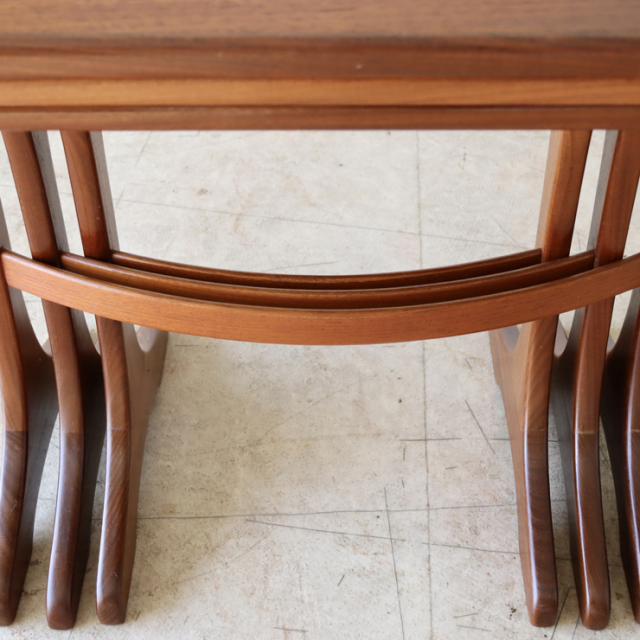 ジープラン（G-plan）製ビンテージのネストテーブルの重なり