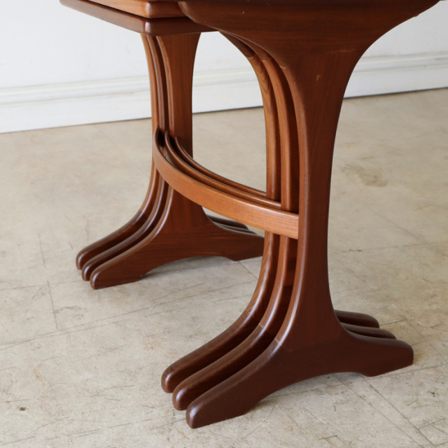 ジープラン（G-plan）製ビンテージのネストテーブルの傷