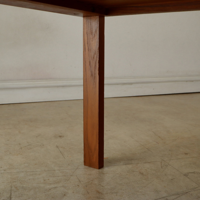 英国製ビンテージのコーヒーテーブルの脚の傷