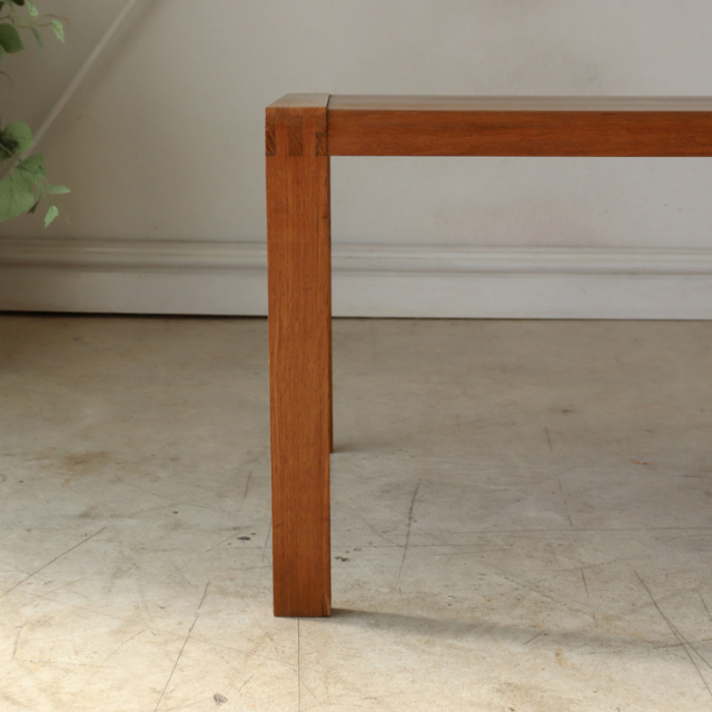 英国製ビンテージのコーヒーテーブルの脚部