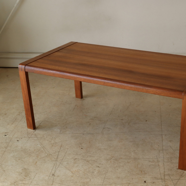 英国製ビンテージのコーヒーテーブル