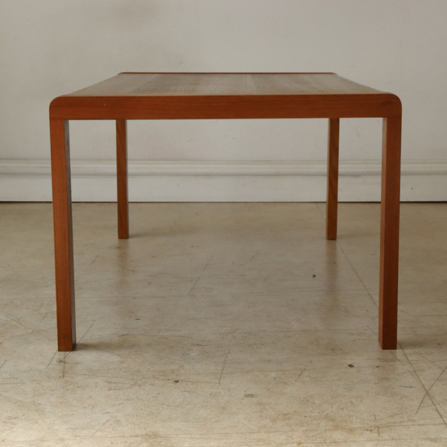 英国製ビンテージのコーヒーテーブルのサイド