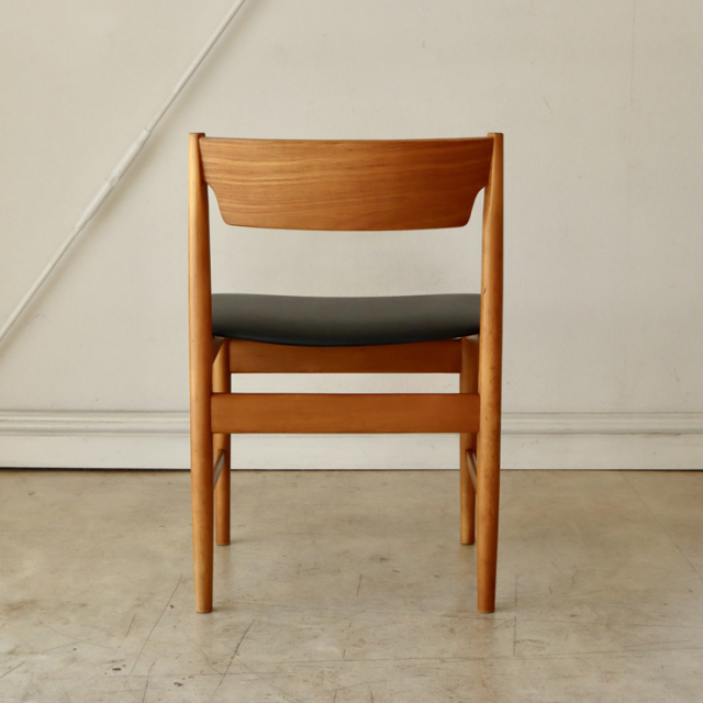 ポーランド製ビンテージのダイニングチェアの後ろ姿