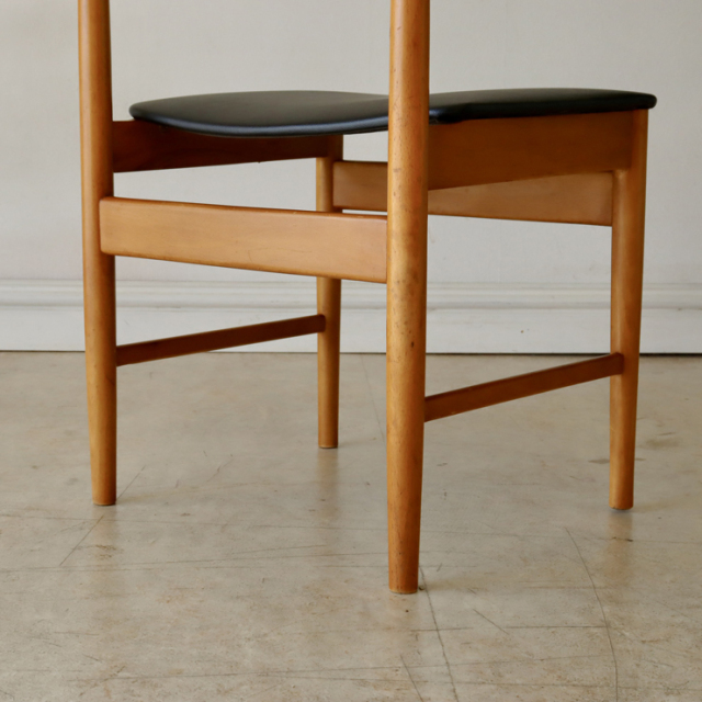 ポーランド製ビンテージのダイニングチェアの脚部