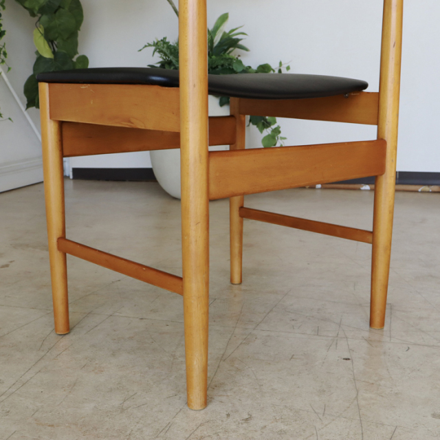 ポーランド製ビンテージのダイニングチェアの脚部