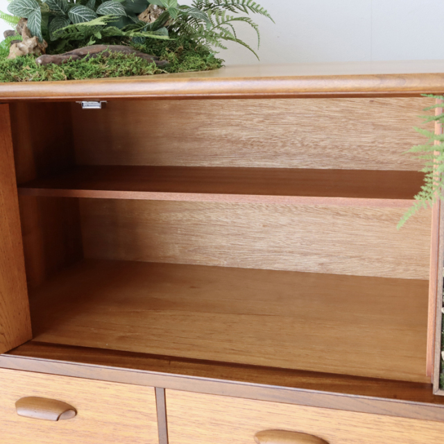 ジープラン（G-plan）製ビンテージの植栽サイドボードの収納内部