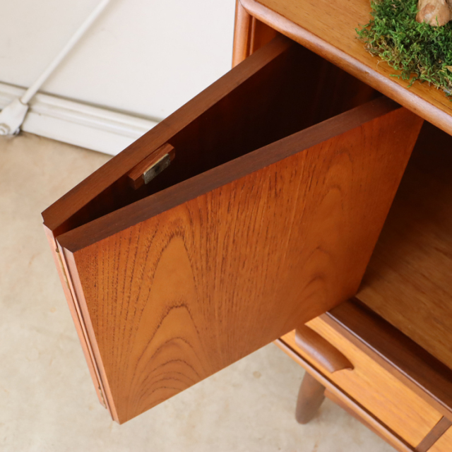 ジープラン（G-plan）製ビンテージの植栽サイドボードの扉