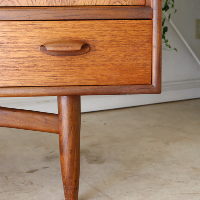 ジープラン（G-plan）製ビンテージの植栽サイドボードの脚部の修復痕