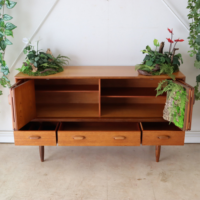 ジープラン（G-plan）製ビンテージの植栽サイドボードの収納