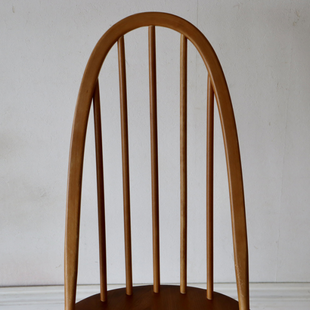 アーコール（ERCOL）製ビンテージのクエーカーチェアの背もたれ