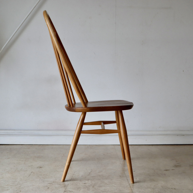 アーコール（ERCOL）製ビンテージのクエーカーチェアのサイド