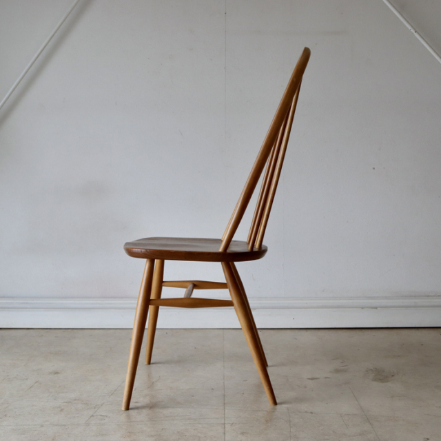 アーコール（ERCOL）製ビンテージのクエーカーチェアのサイド