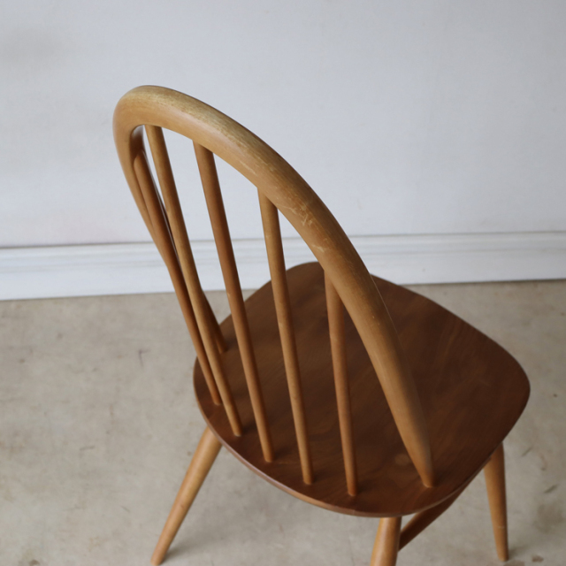 アーコール（ERCOL）製ビンテージのクエーカーチェアの背もたれ