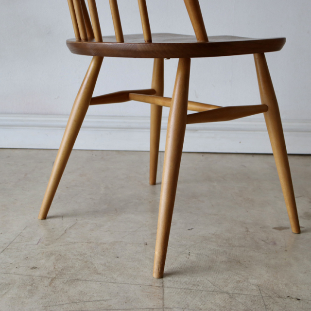 アーコール（ERCOL）製ビンテージのクエーカーチェアの脚部