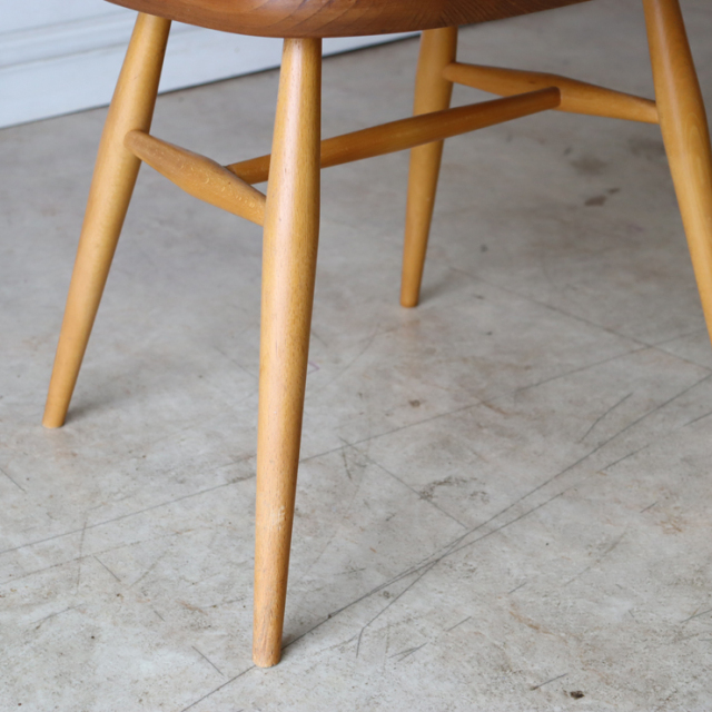 アーコール（ERCOL）製ビンテージのクエーカーチェアの脚部