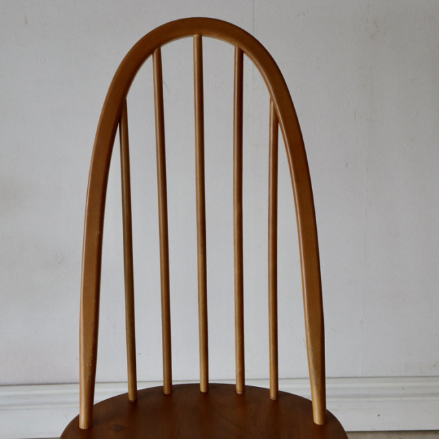 アーコール（ERCOL）製ビンテージのクエーカーチェアの背もたれ