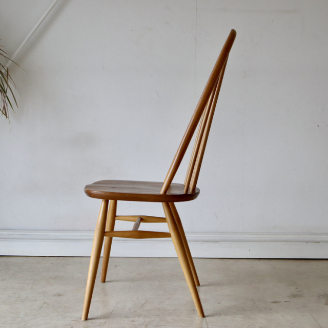 アーコール（ERCOL）製ビンテージのクエーカーチェアのサイド