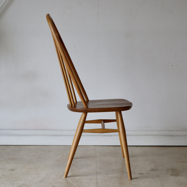 アーコール（ERCOL）製ビンテージのクエーカーチェアのサイド