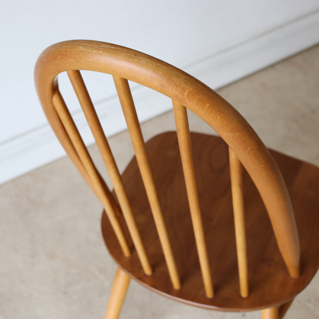 アーコール（ERCOL）製ビンテージのクエーカーチェアの背もたれ