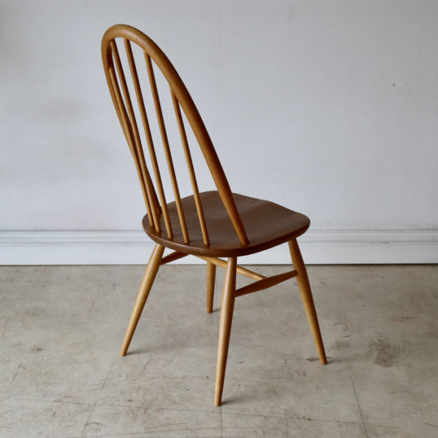 アーコール（ERCOL）製ビンテージのクエーカーチェアの背面