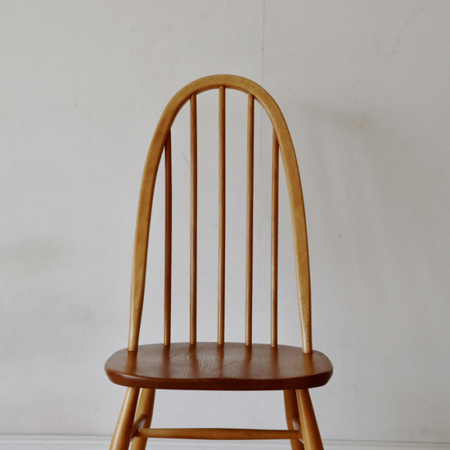 アーコール（ERCOL）製ビンテージのクエーカーチェアの背もたれ