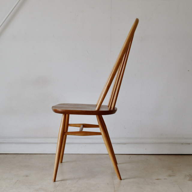 アーコール（ERCOL）製ビンテージのクエーカーチェアのサイド