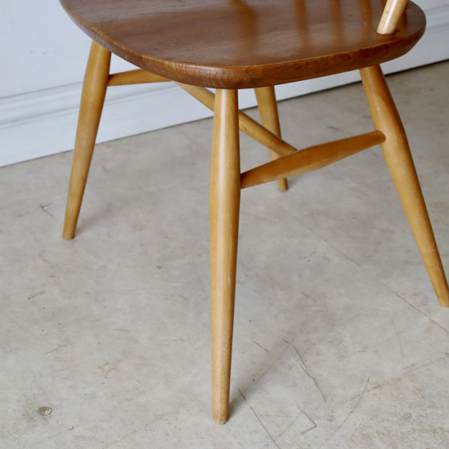 アーコール（ERCOL）製ビンテージのクエーカーチェアの脚部