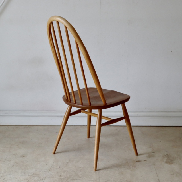 アーコール（ERCOL）製ビンテージのクエーカーチェアの背面