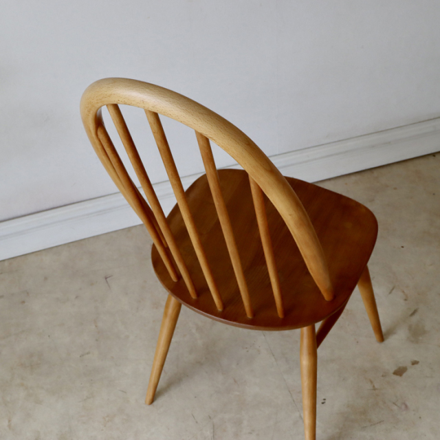 アーコール（ERCOL）製ビンテージのクエーカーチェアの背もたれ