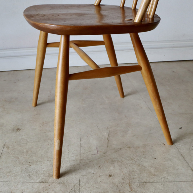 アーコール（ERCOL）製ビンテージのクエーカーチェアの脚部のしみ