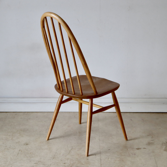 アーコール（ERCOL）製ビンテージのクエーカーチェアの背面